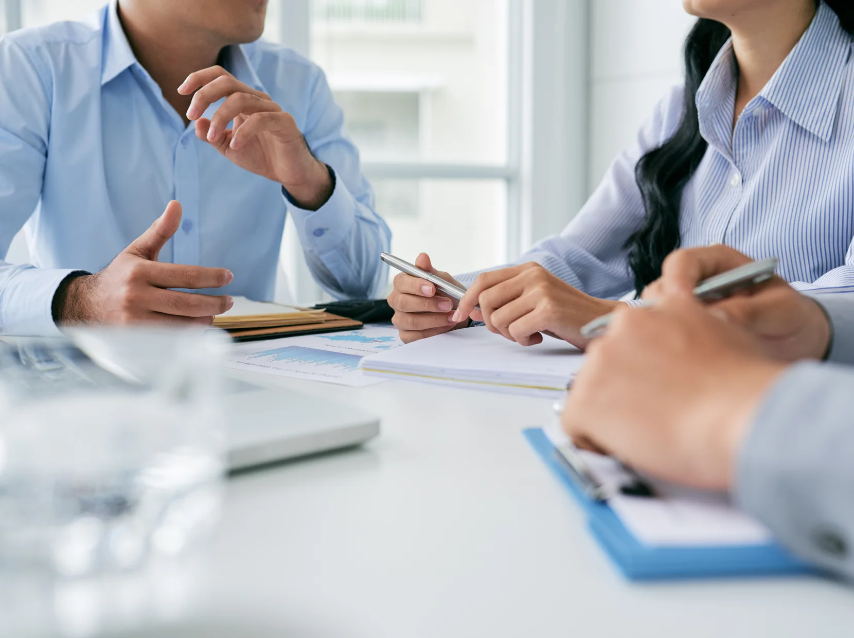 Farmaceutische collega’s beoordelen samen hun werk